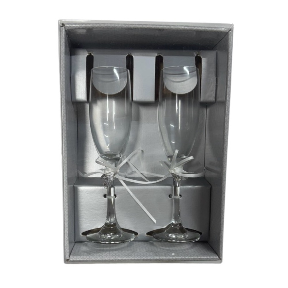 Hortense B. Hewitt pack of 2 champagne flutes with bow and heart charms.